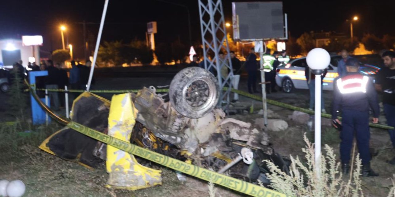 Aydınlatma direğine çarpan otomobil ikiye bölündü: 1 ölü, 3 yaralı