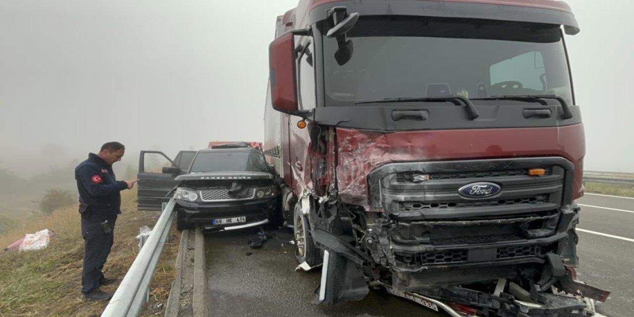 Bolu geçişinde sis sebebiyle, lüks cip metrelerce sürüklendi: 3 yaralı