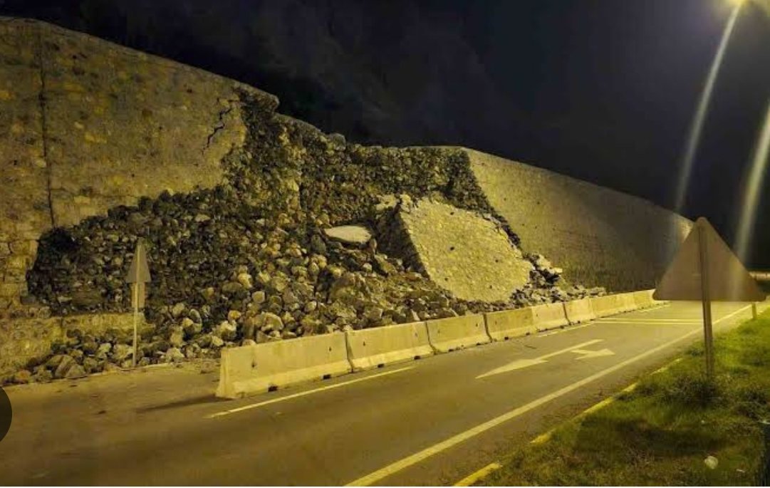 Karayolunda heyelan olustu