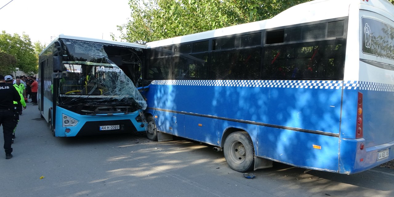 Belediye otobüsü ile öğrenci servisi çarpıştı 25 yaralı var