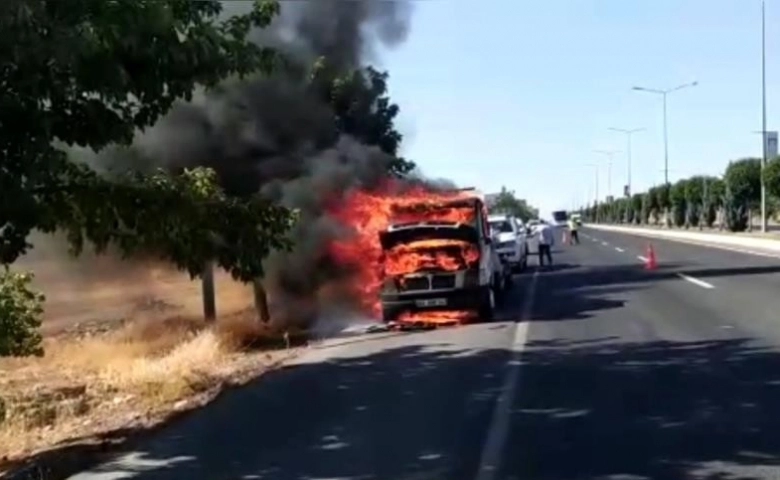 Şanlıurfa'da oto kurtarma aracı alev alev yandı