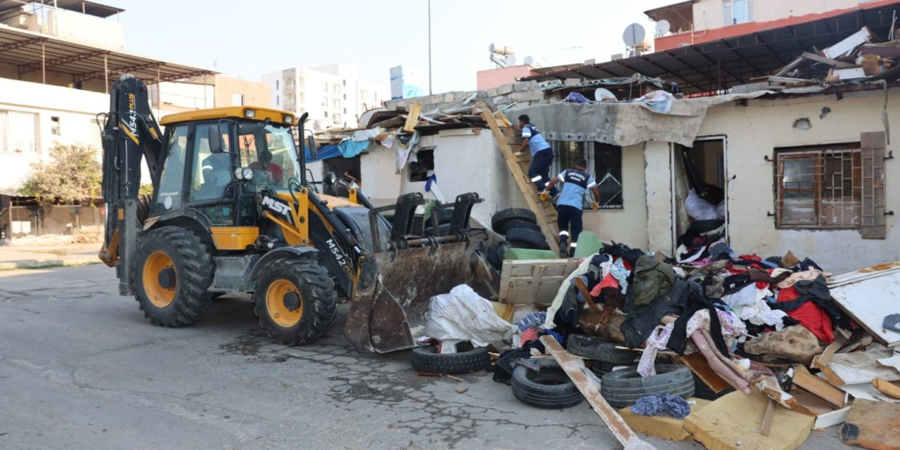 Akdeniz'de bir evden tonlarca çöp çıkarıldı