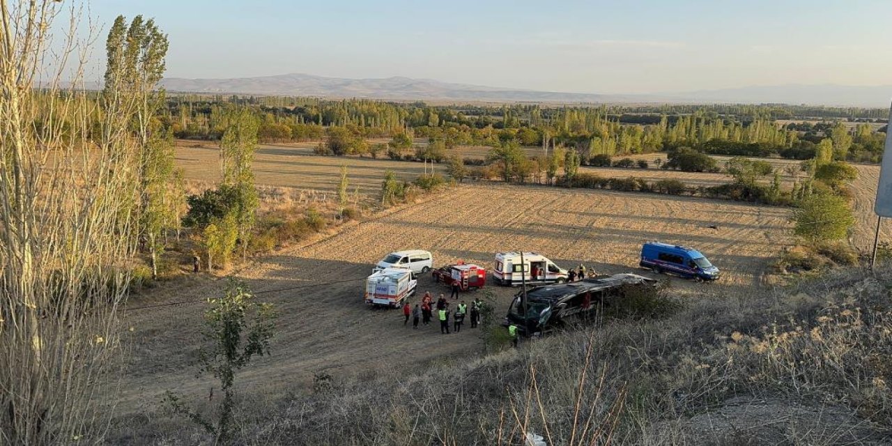 Yolcu otobüsü şarampole devrildi, ortalık savaş alanına döndü ,çok sayıda yaralı var