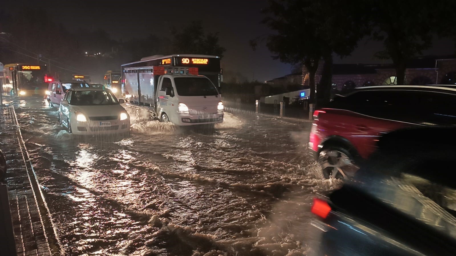 Bursa, sağanak yağışta göle  döndü