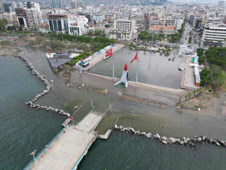 İskenderun sahil şeridi su altında kaldı