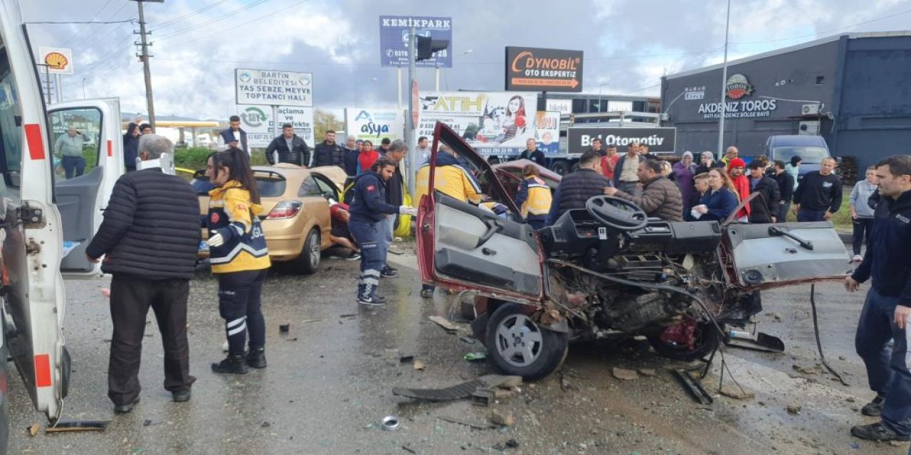 İki otomobilin çarpıştığı feci kazada otomobil ikiye bölündü: 6 yaralı