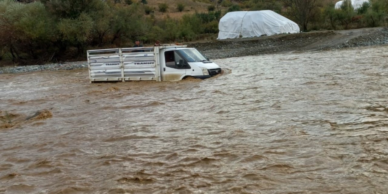 Kulp’ta aşrı yağışta yollar göle döndü