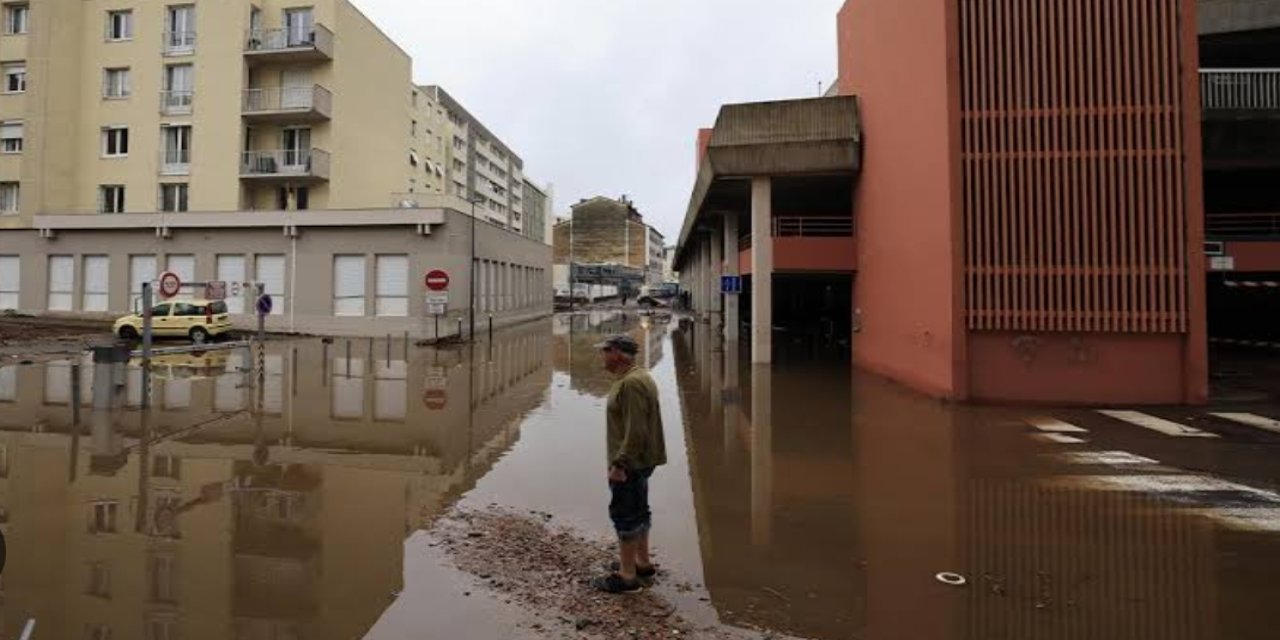 Fransa sokaklar sular altında kaldı