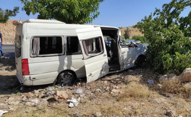 Şanlıurfa'da İşçi servisi ağaca çarptı: 15 yaralı