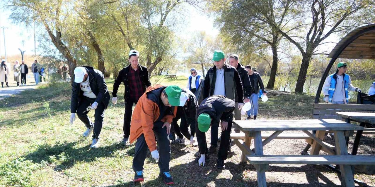 Muş’ta öğrenci halk el ele çöp temizledi