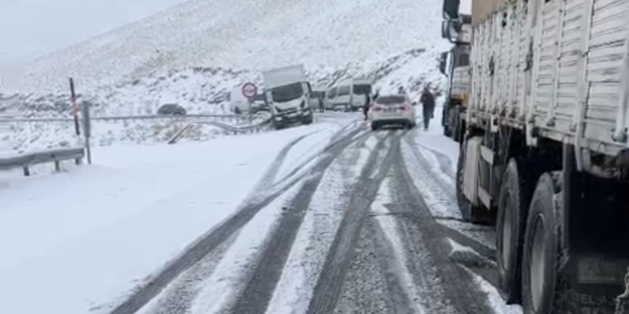 Van kara yolunda kar yağışında çok sayıda araç mahsur kaldı