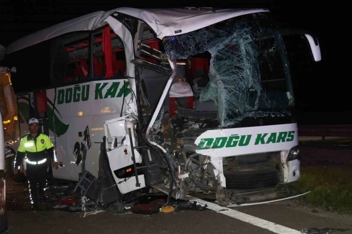 Bolu TEM otoyol geçişinde yolcu otobüsü ile tır çarpıştı 18 yaralı var