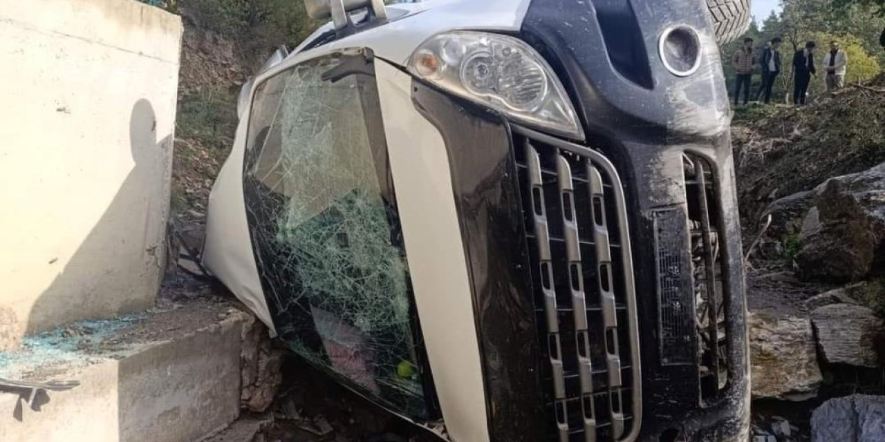 Öğrenci servisi devrildi: 9 yaralı