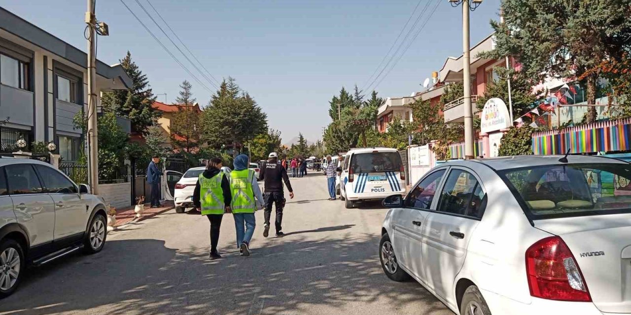 Polis memurunu 7 kez bıçakladı