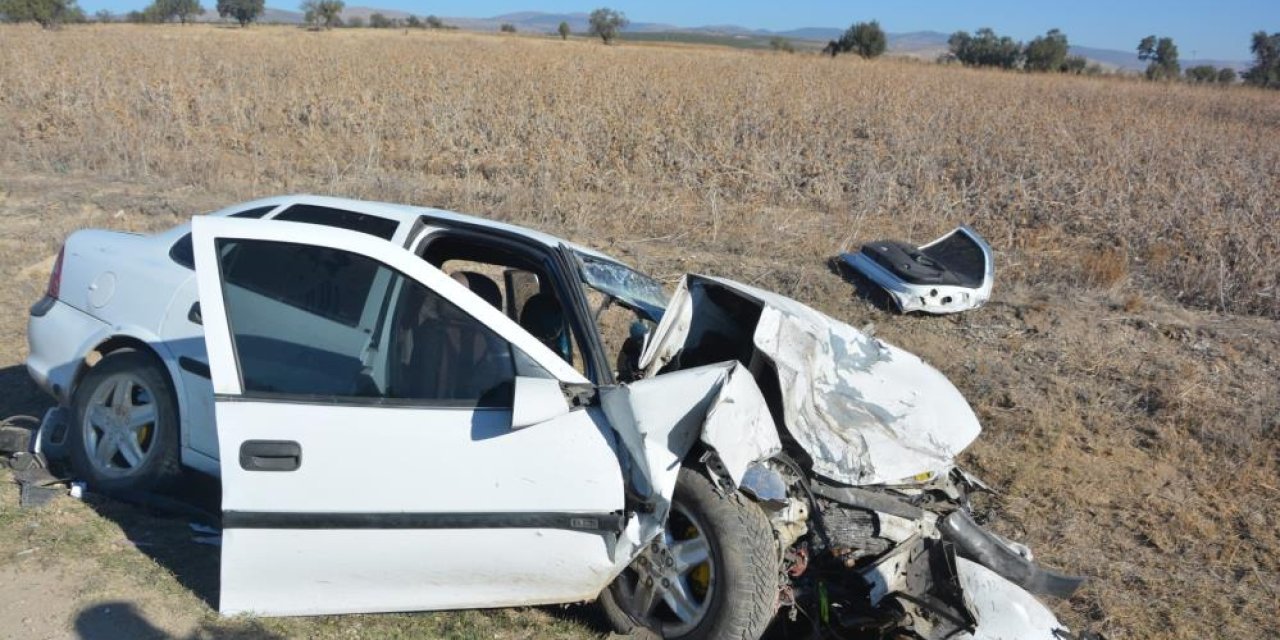 Afyonkarahisar'da öğrenci servisinin karıştığı kazada :4 ölü 1 yaralı