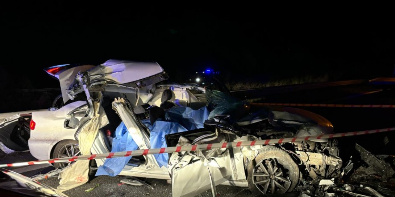 Bolu’da Tıra çarpan otomobil kağıt gibi ezildi, 2 kişi öldü