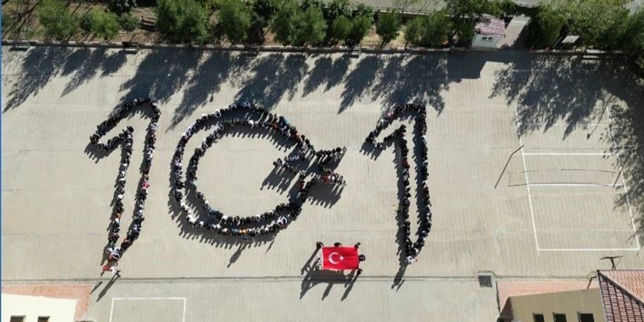 Şanlıurfa'da öğrencilerden Cumhuriyet’in 101’inci yılı koreografisi