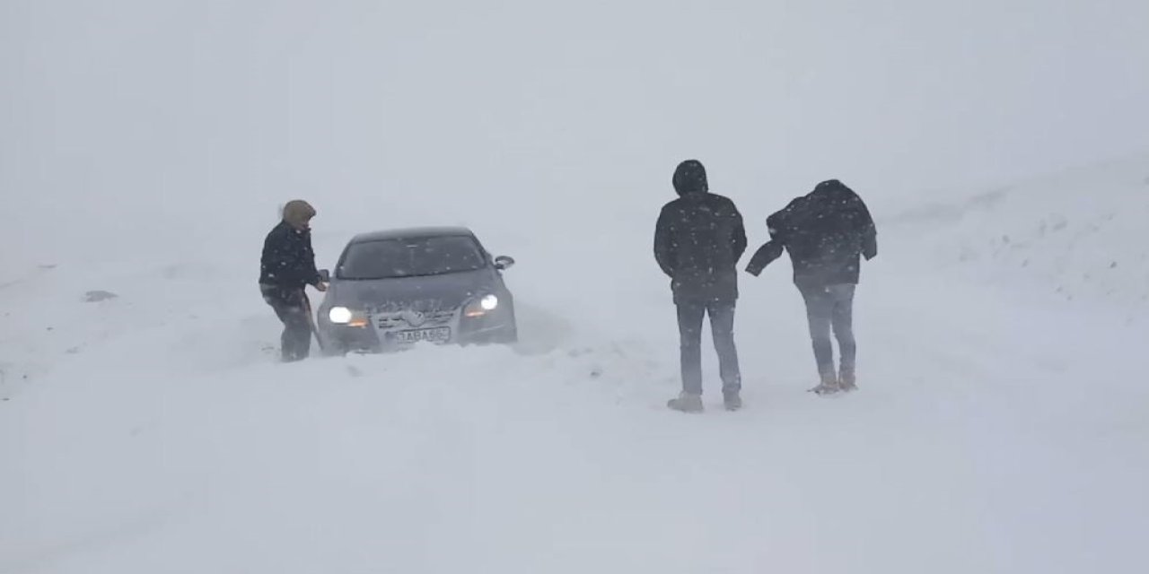 Artvin-Ardanuç-Ardahan karayolunda kar yağışı ulaşımı etkiliyor