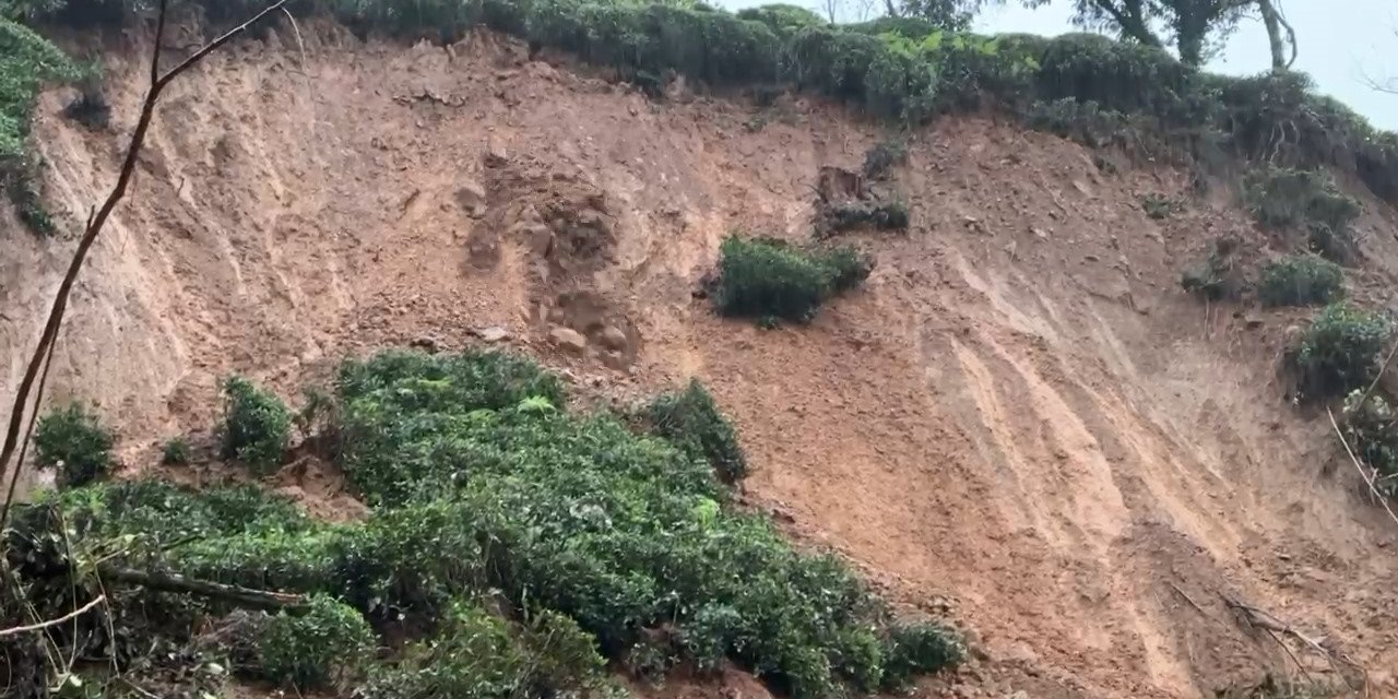 Rize’de heyelan nedeniyle mahalle yolları ulaşıma kapandı