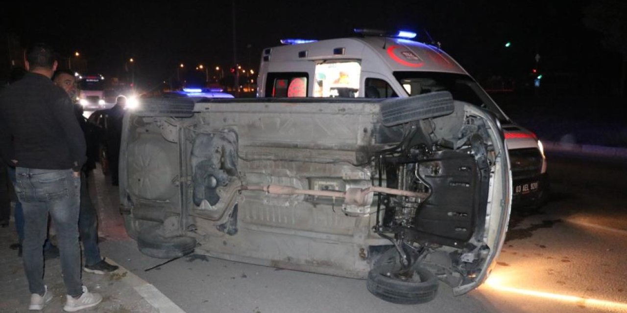 Afyonkarahisar’da refüje çarpıp takla atan araçta aynı aileden 5 kişi yaralandı