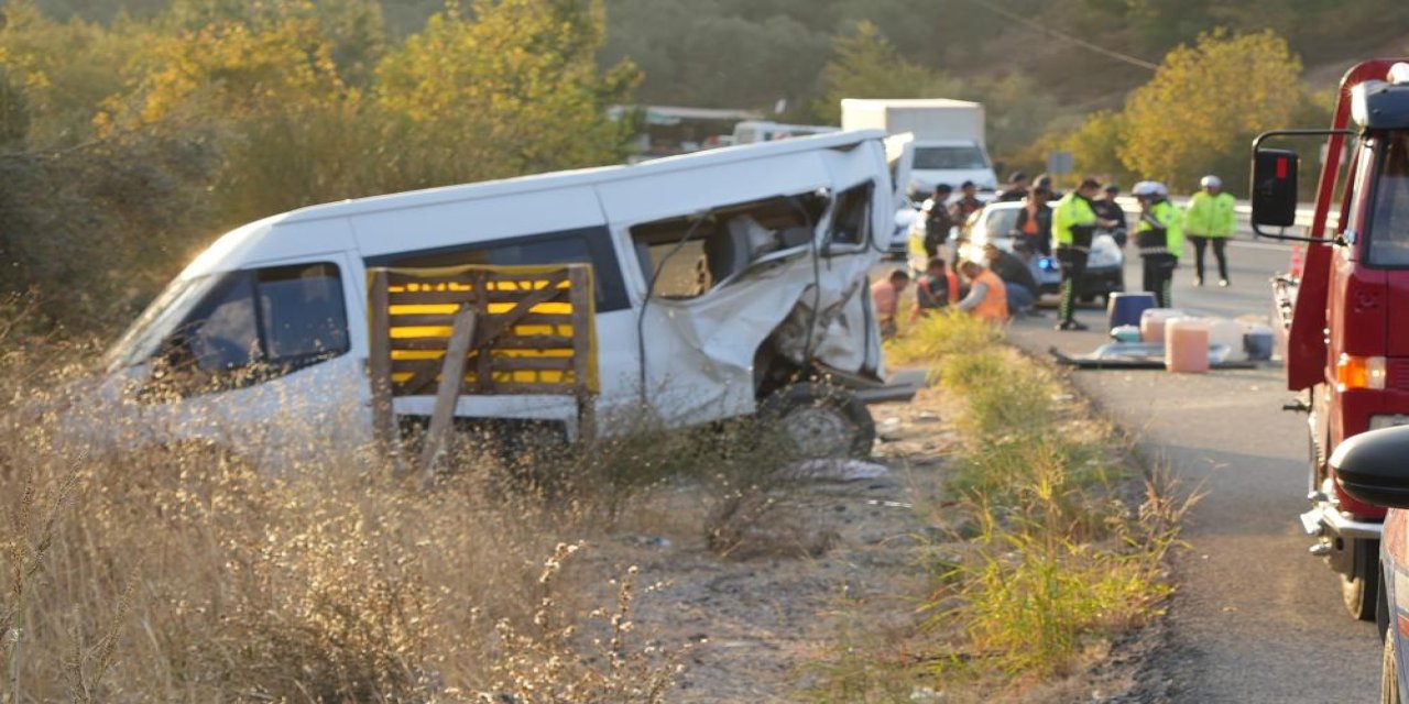 İşçileri taşıyan minibüse ticari araç çarptı, ortalık savaş alanına döndü :15 yaralı