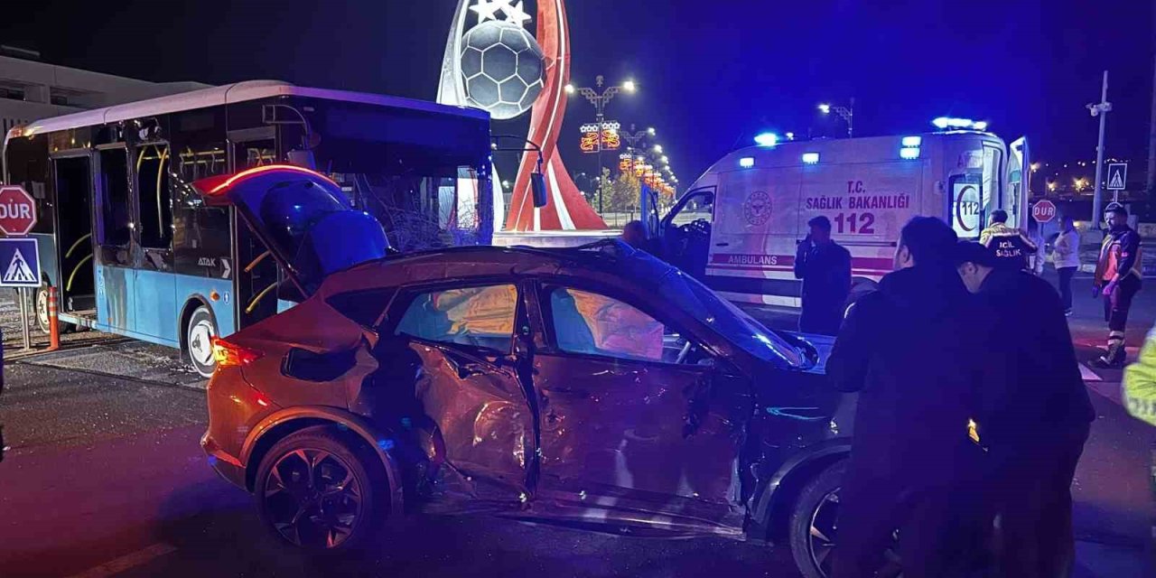Sivas'ta otomobil ile halk otobüsü çarpıştı 9 yaralı var