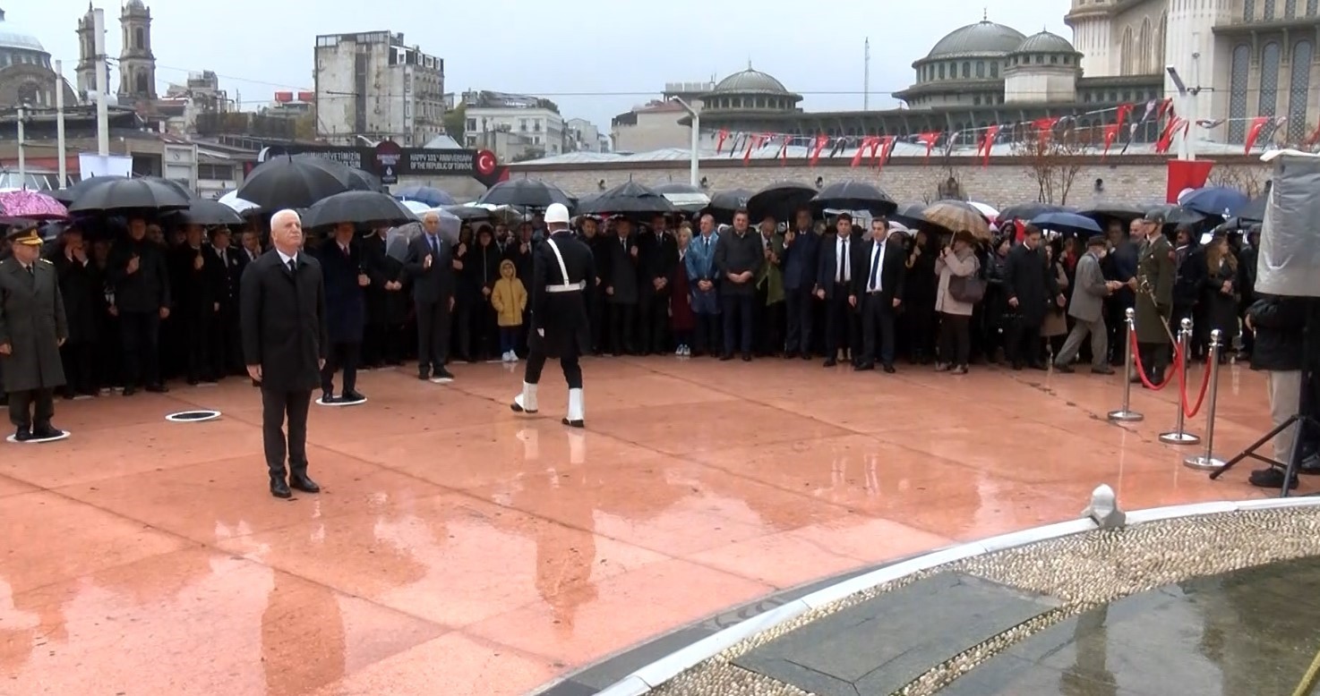 İstanbul Taksim Meydanı’nda Atatürk anması