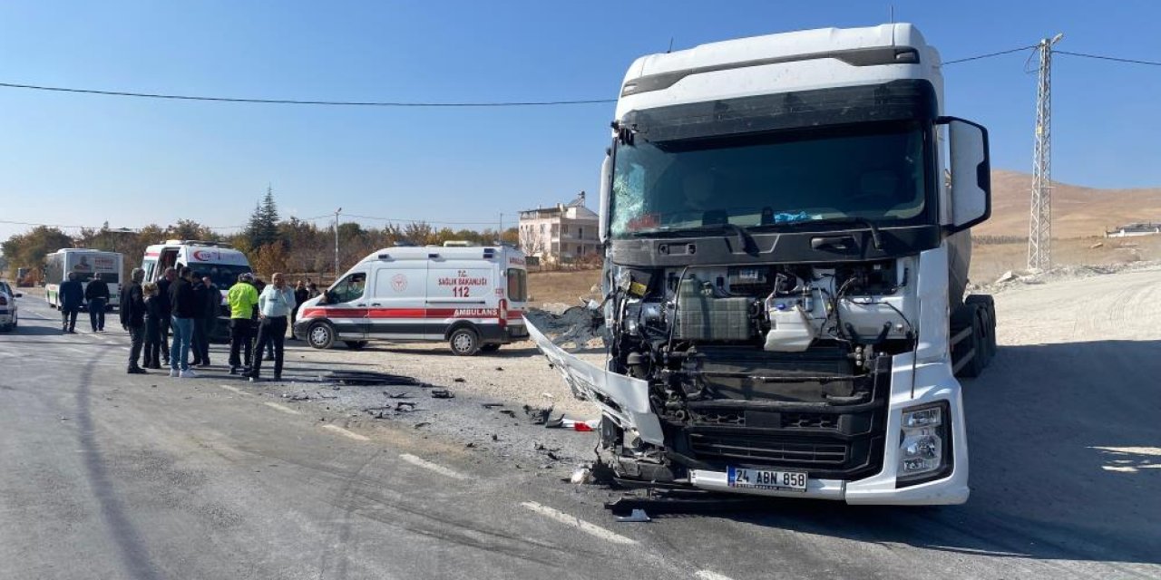 Halk otobüsü ile tır çarpıştı: 6 yaralı