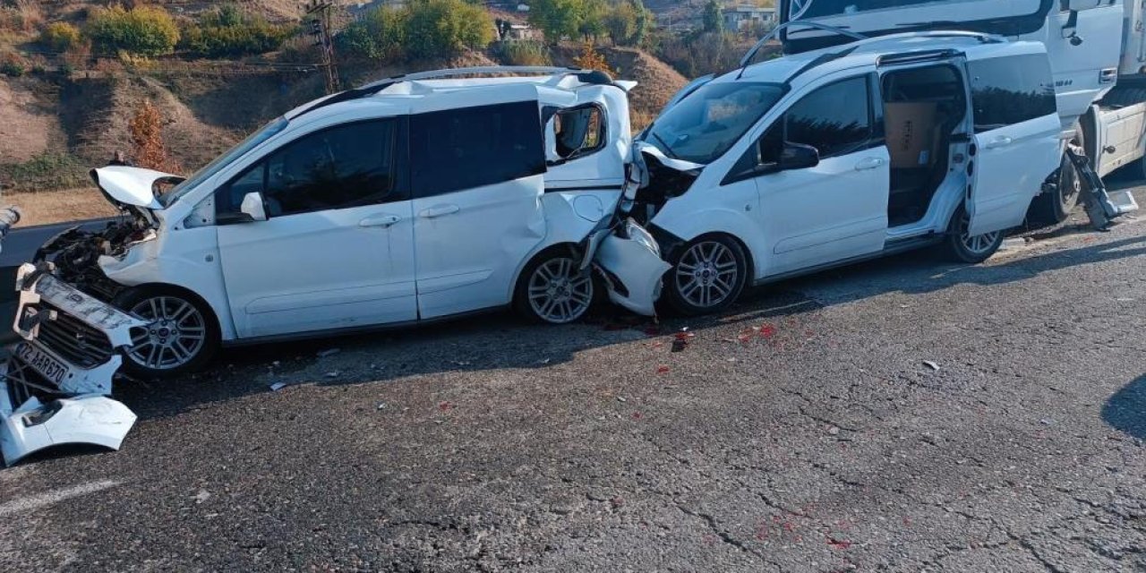 Zincirleme trafik kazası Olay yerine çok sayıda sağlık ve jandarma trafik ekibi sevk edildi