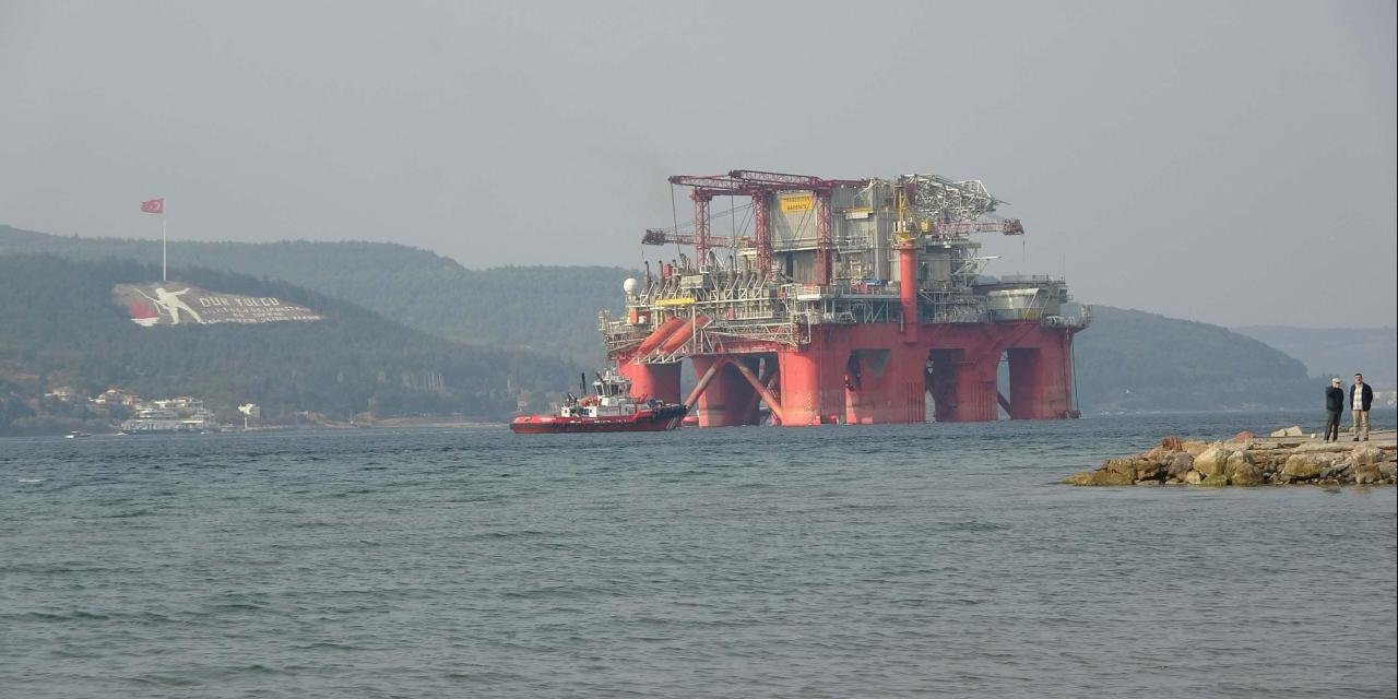 İstanbul Boğazı çift yönlü gemi trafiğine kapatıldı