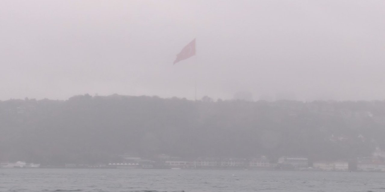 İstanbul Boğazı sise gömüldü