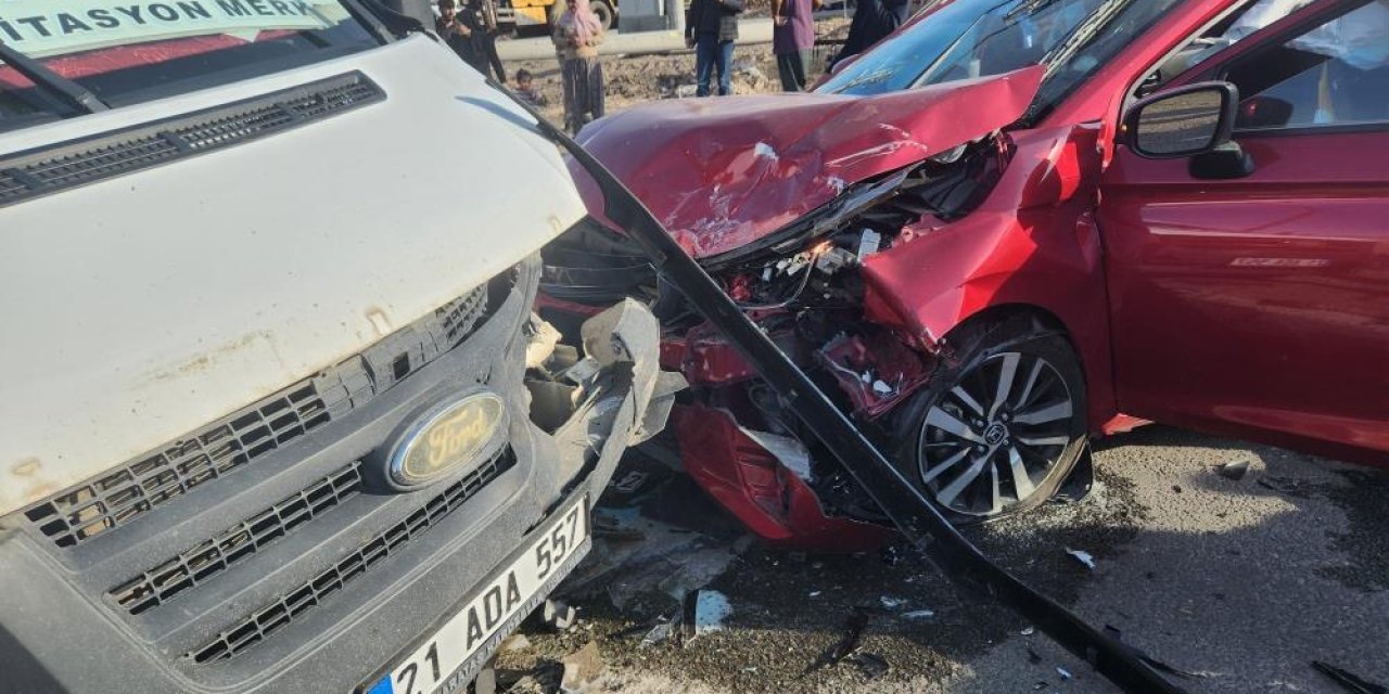 Servisi ile otomobil çarpıştı: 4'ü çocuk 13 yaralı