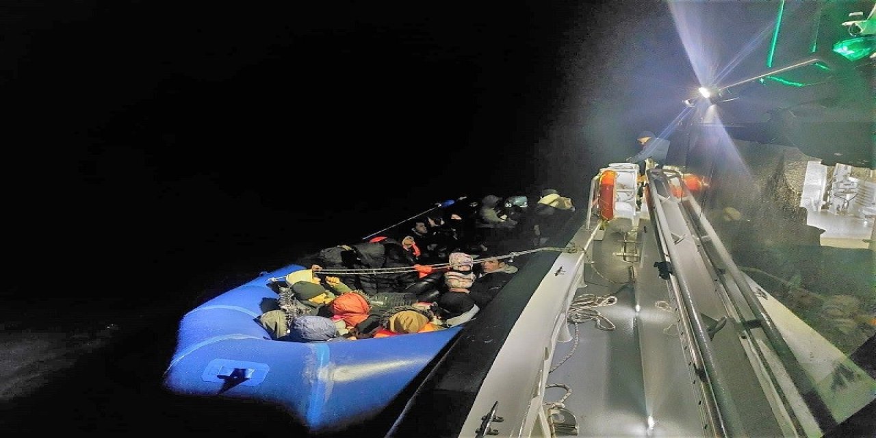 Ayvalık açıklarında 22’si çocuk 60 düzensiz göçmen yakalandı