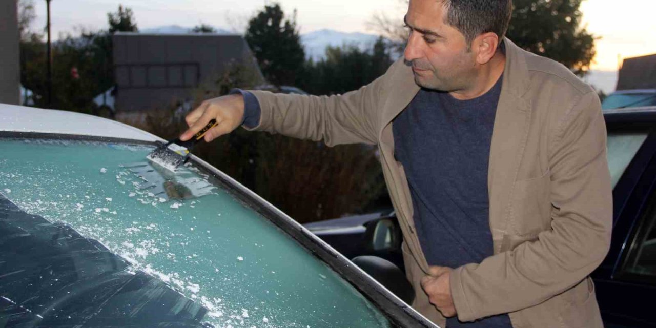 Buzlanan oto camı zarar verilmeden nasıl çözülür