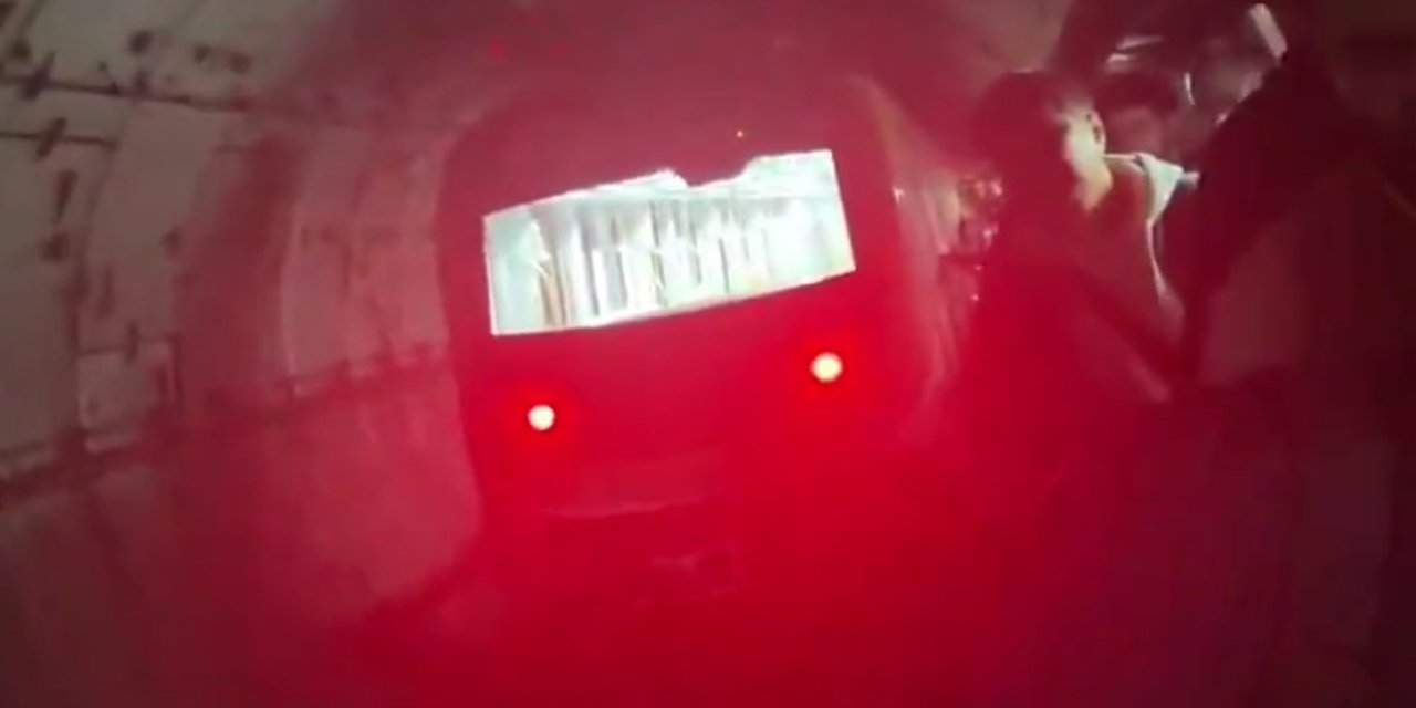 İstanbul’da metro 5 durağı pas geçti, acil durdurma butonuna basan yolcular raylara inip yürüdü