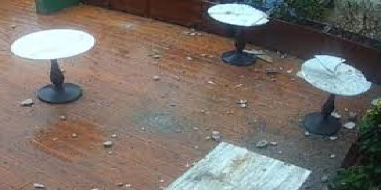 Mersin’de binaya düşen yıldırım korkuttu