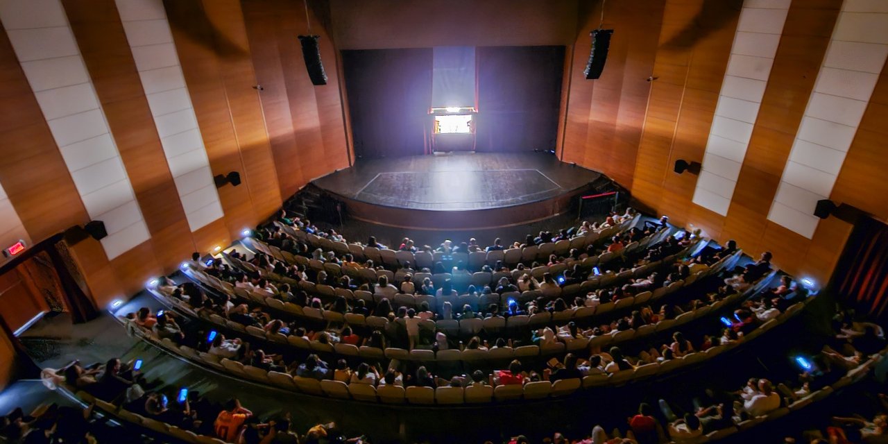 Yenişehir Belediyesi tarafından düzenlenen 4. Yenişehir Komedi Oyunları Festivali başladı