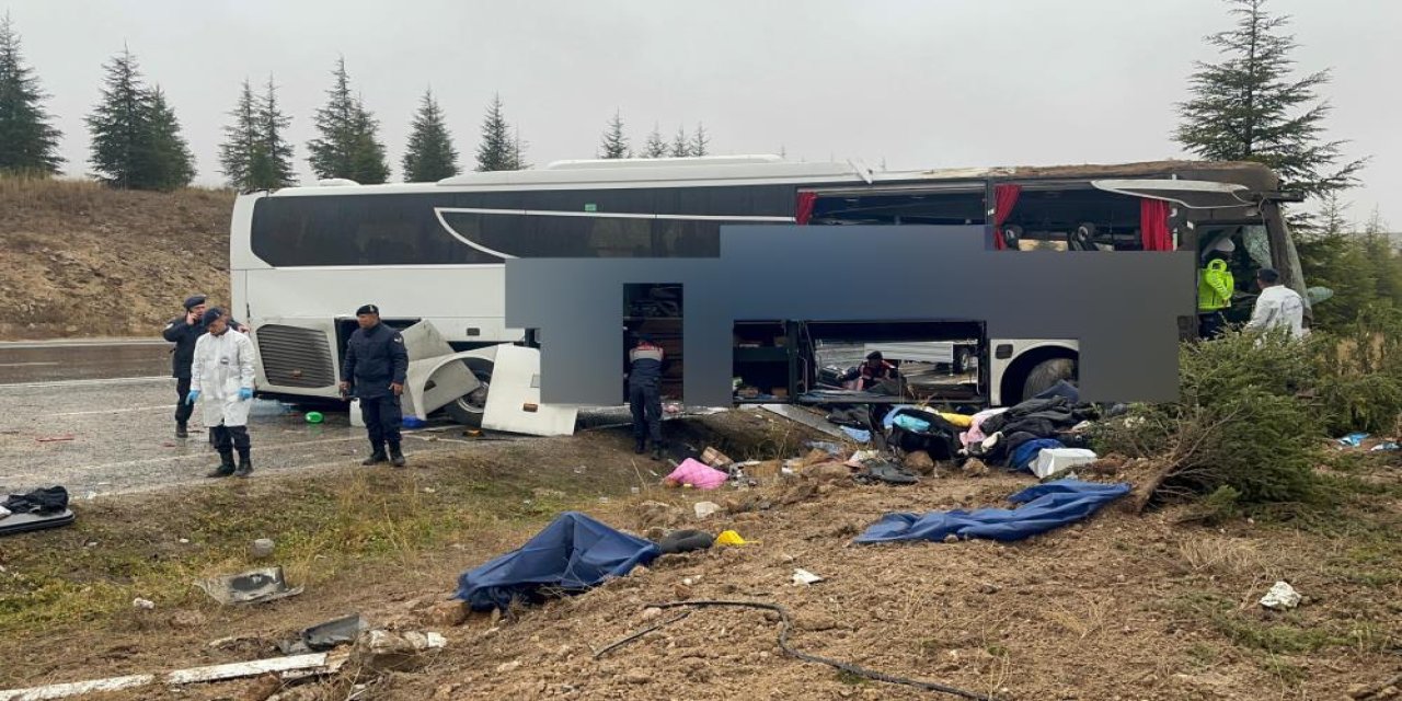 Eskişehir-Seyitgazi karayolunda katliam gibi otobüs kazası: 1 ölü, 1'i ağır 42 yaralı