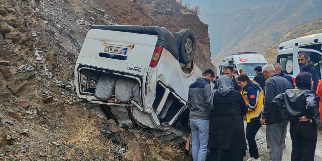Hakkari’nin Çukurca ilçesinde minibüs takla attı: 11 yaralı