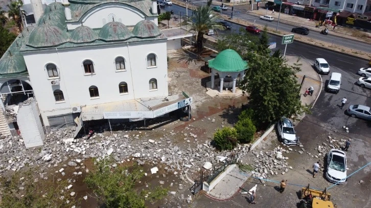 Fırtına minareyi araçların üzerine devirdi: 2 yaralı