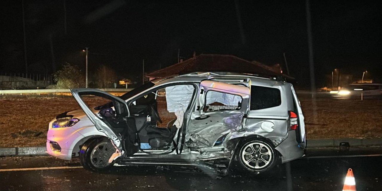 Uşak-Ankara karayolunda hafif ticari araç ile otomobil çarpıştı: 1 ölü, 5 yaralı