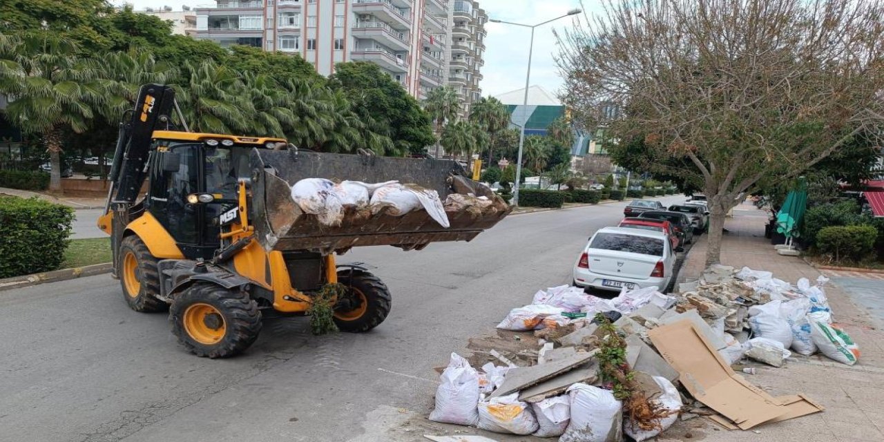 Mersin Yenişehir Belediyesi budama ve moloz atıklarını sokakta bırakmıyor