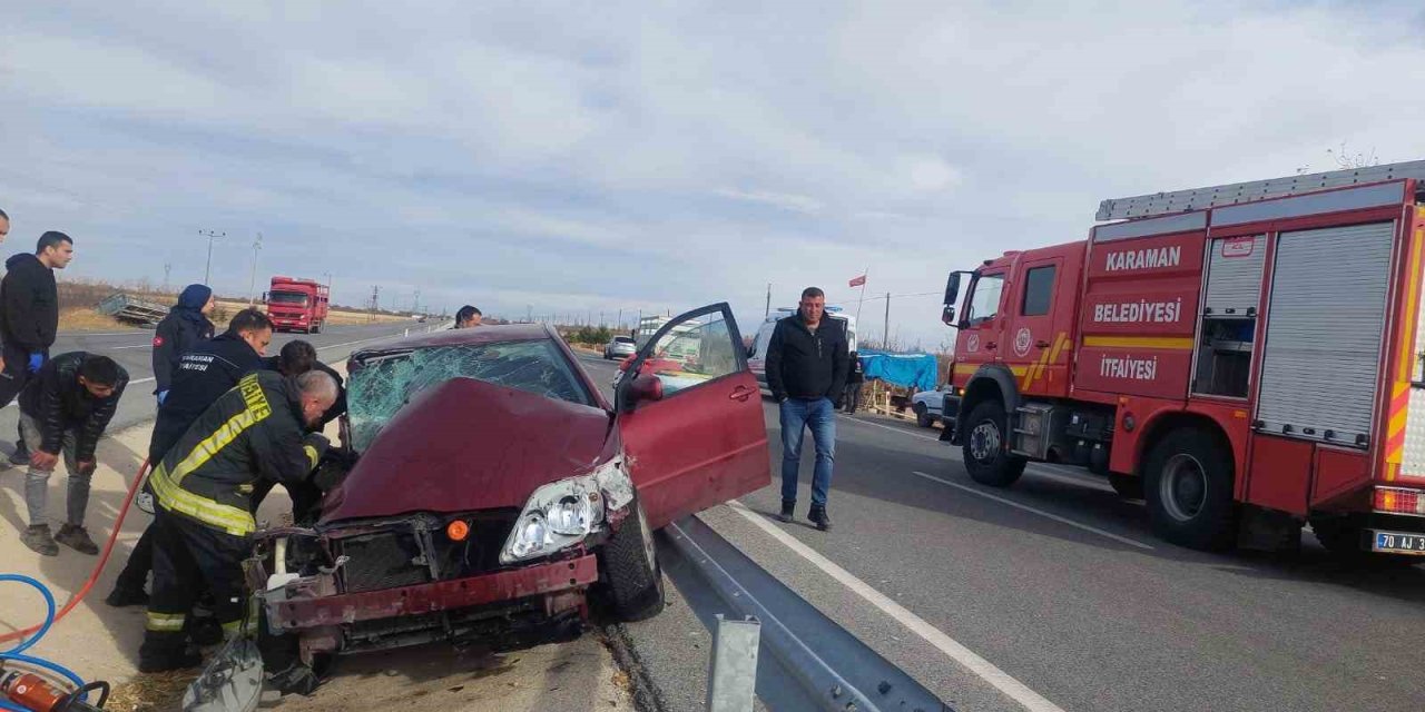 Karaman-Ereğli karayolunda otomobil römork ve bariyerlere çarptı: 4 yaralı