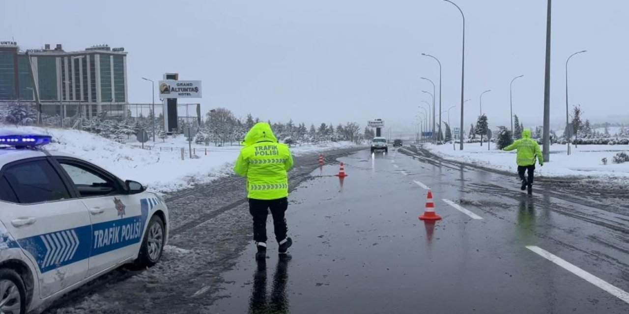 Aksaray'da Nevşehir ve Konya karayolları trafiğe kapatıldı