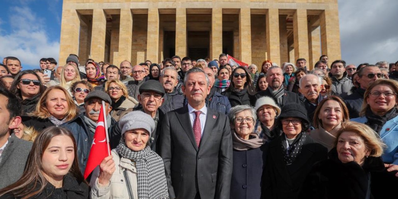 CHP Genel Başkanı Özgür Özel, Öğretmenlerle birlikte Anıtkabir'i ziyaret etti