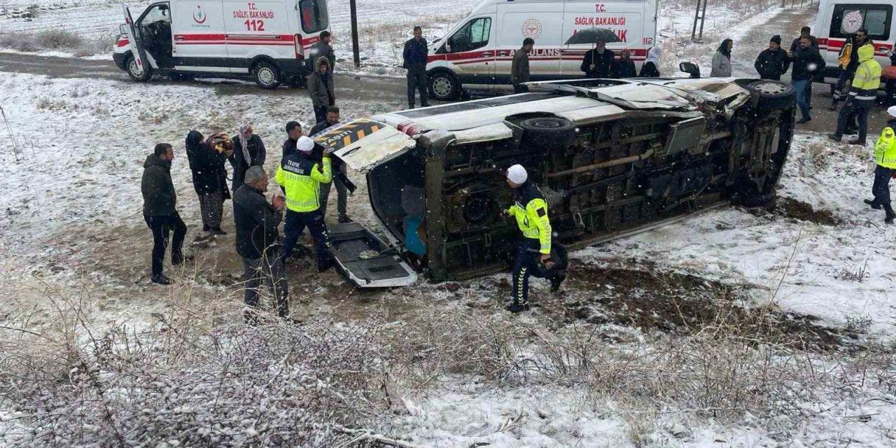 Muş’ta öğretmen servisi devrildi çok sayıda yaralı var