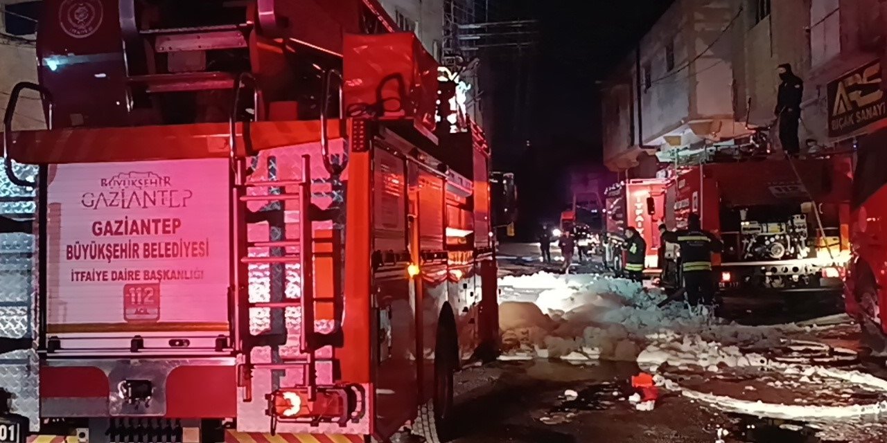 Gaziantep’te ayakkabı ve terlik imalathanesinde yangın