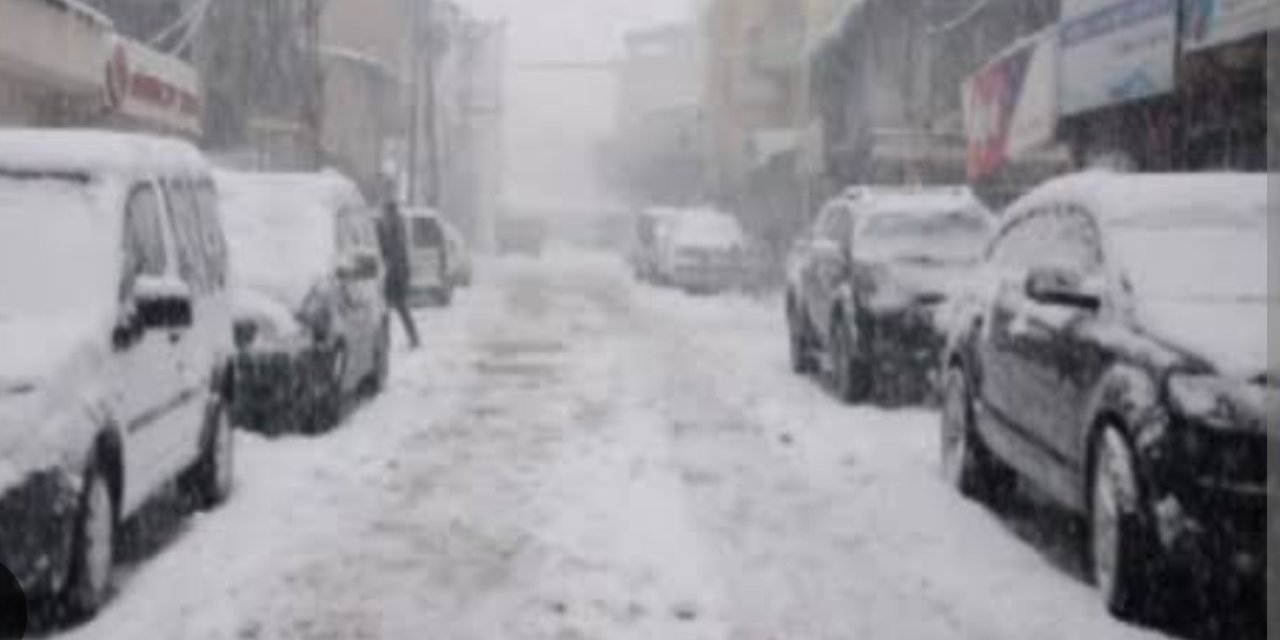 Yüksekova buz kesti, araçlar dondu, buz sarkıtları olustu