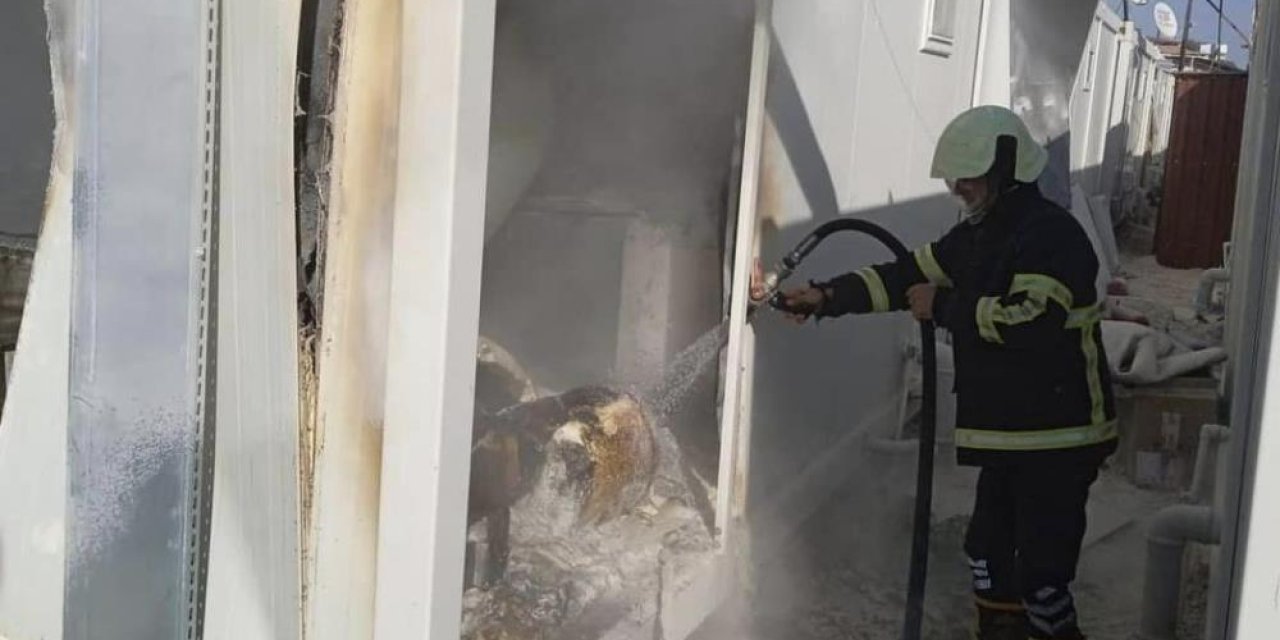 Hatay'da depremzede vatandaşların yaşadığı konteyner yandı