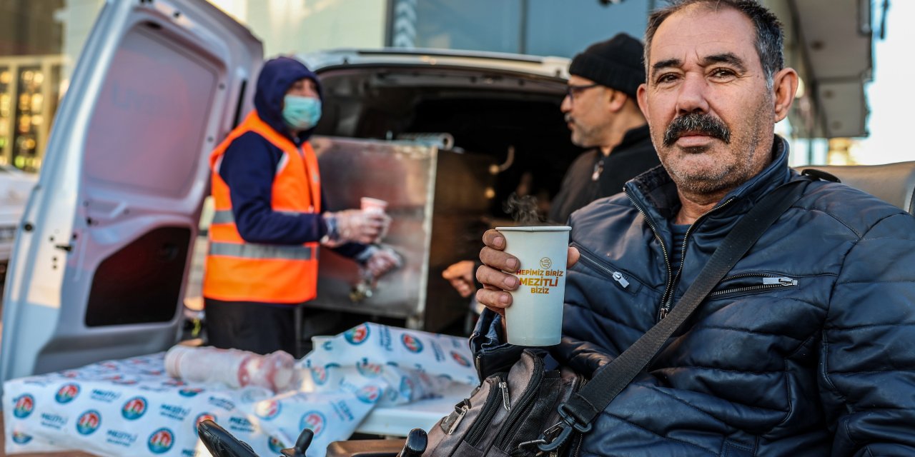 Mezitli Belediyesi tarafından her sabah vatandaşlara ücretsiz çorba ikramı